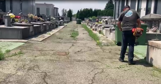 Al via il taglio dell’erba al cimitero Billiemme di Vercelli