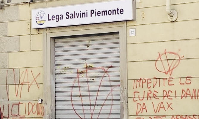 La sede della Lega di Vercelli imbrattata da estemisti no vax