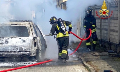 Incendio di una vettura a Caresana: ferito il conducente