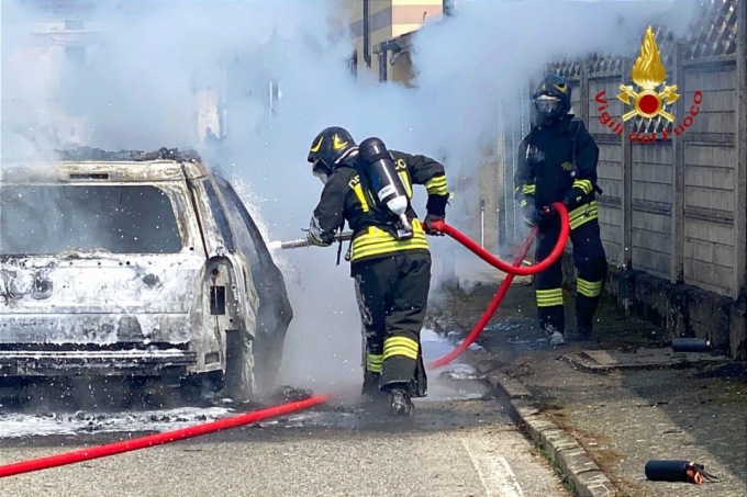 Incendio di una vettura a Caresana: ferito il conducente
