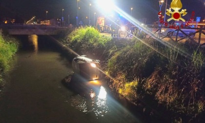 Auto nel canale di corso Torino: una persona ferita