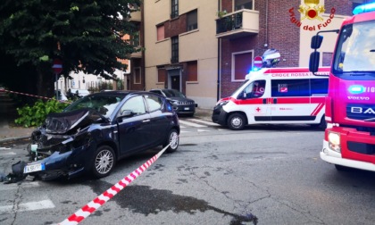 Scena da film in via Paggi: incidente stradale con sette macchine coinvolte