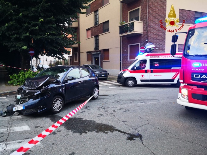 Scena da film in via Paggi: incidente stradale con sette macchine coinvolte