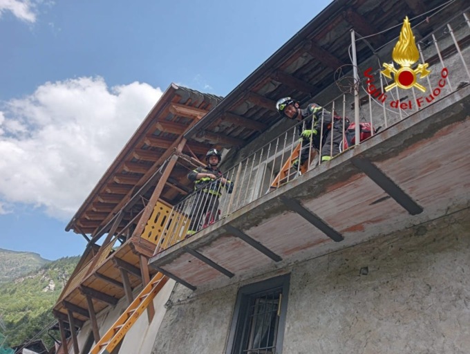 Persona in difficoltà viene soccorsa e calata dal balcone a Campertogno