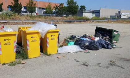 Area industriale e via Mentana: ancora rifiuti in strada
