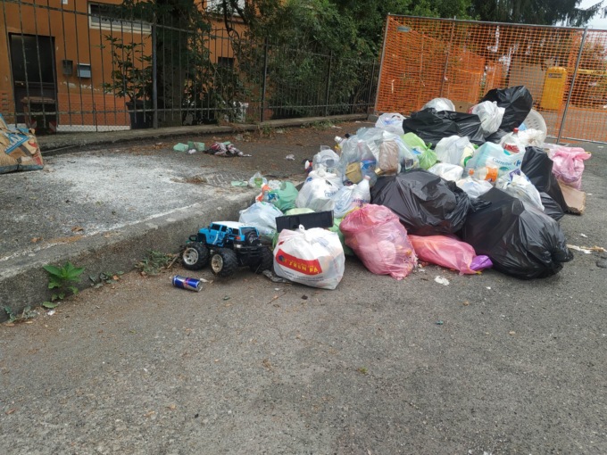 Avete tolto i cassonetti? E noi i sacchi ve li buttiamo in strada!