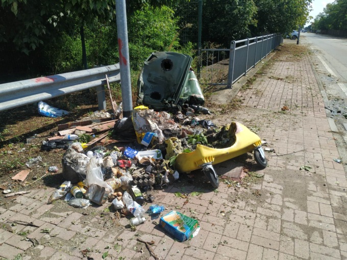 Due cassonetti bruciati in via Trento