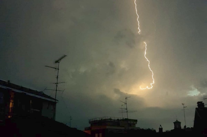 Meteo follie: immagini e video da Tronzano e Vercelli
