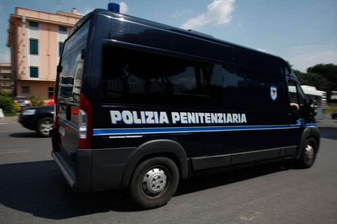 Follia su un trasporto penitenziario: carcerato spacca tutto e mangia pure i pezzi