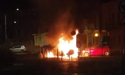 Incendio auto a Santhià nella notte fra martedì e mercoledì