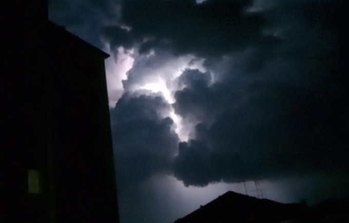 Vercelli: il video dei lampi “apocalittici”