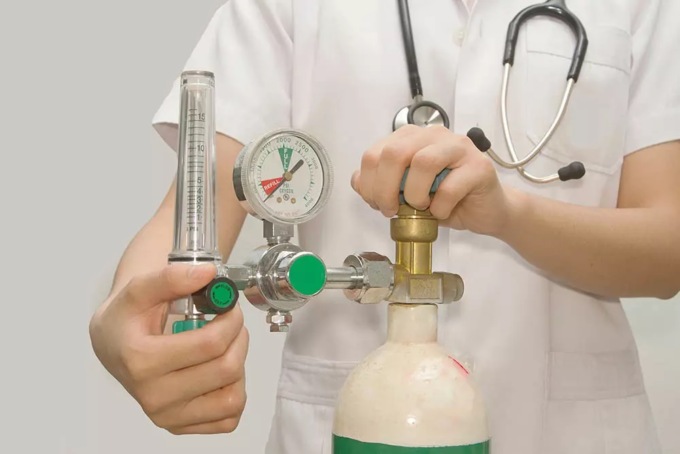 Odissea notturna per l’ossigeno: la farmacia di turno non risponde al telefono