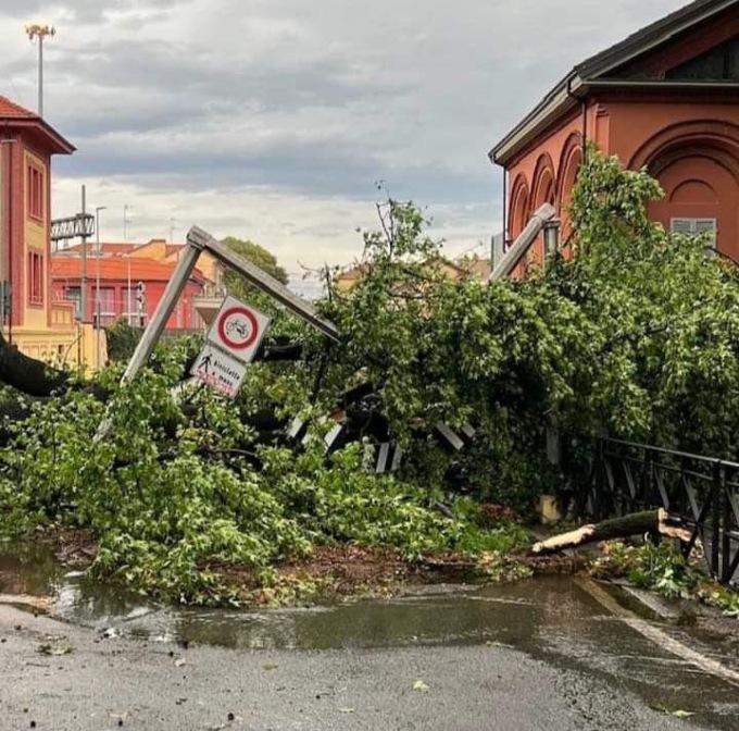Maltempo: la furia del vento su Vercelli – VIDEO