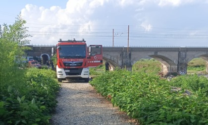 Ricerca di persona in corso al ponte della Ferrovia sul Sesia