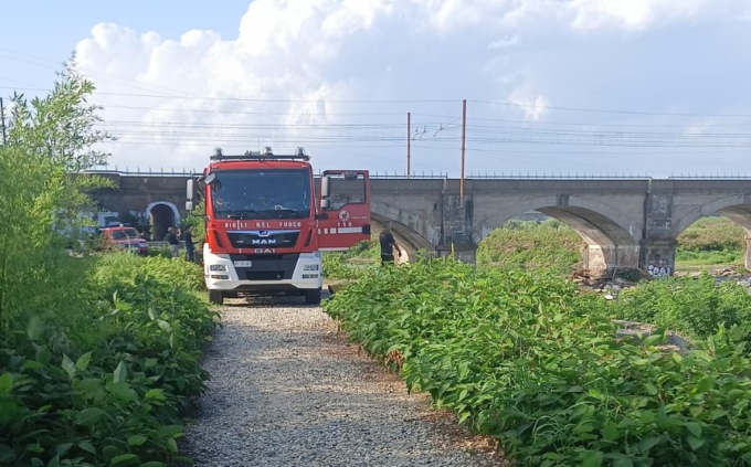 Ricerca di persona in corso al ponte della Ferrovia sul Sesia