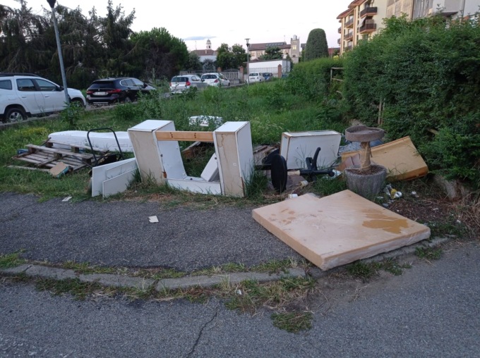 ORA BASTA! (2) Cappuccini invasi da rifiuti e scempio in piazza Medaglie d’oro