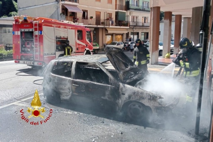 Auto avvolta dalle fiamme a Valduggia