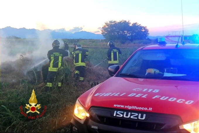 Incendio vicino all’A4, intervengono i Vigili del Fuoco
