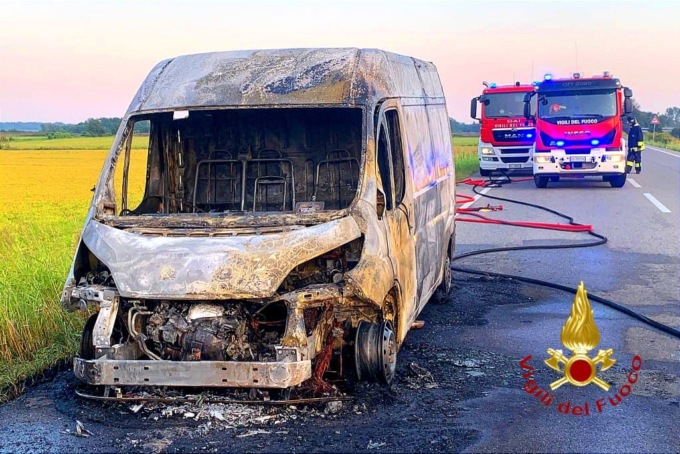 Furgone a fuoco sulla strada provinciale per Collobiano