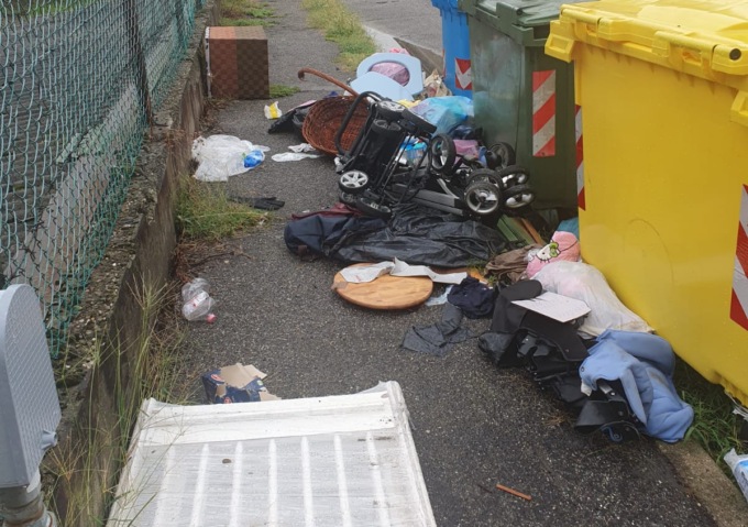 Spazzatura in via Dalmazia: “Qui ci vuole una telecamera”