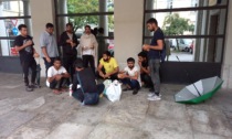 Migranti di piazza Mazzini: l'appello alle istituzioni di chi li aiuta