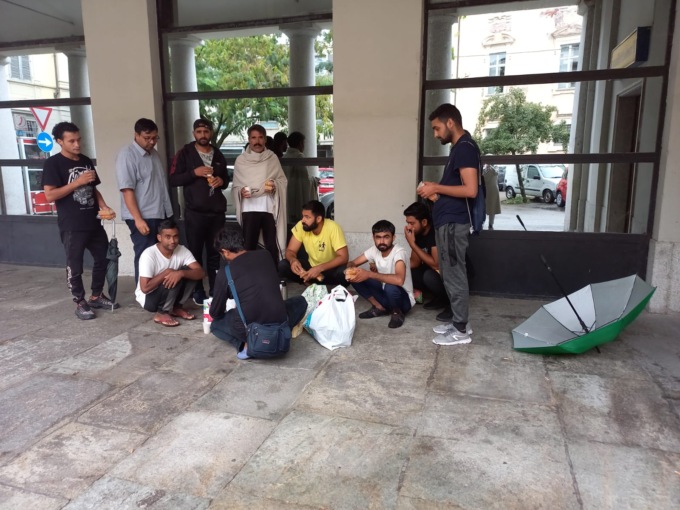 Migranti di piazza Mazzini: l’appello alle istituzioni di chi li aiuta