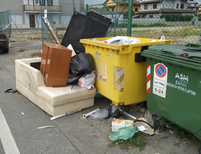 Otto multati per i rifiuti. Ma in via Manzone c’era un’altra discarica