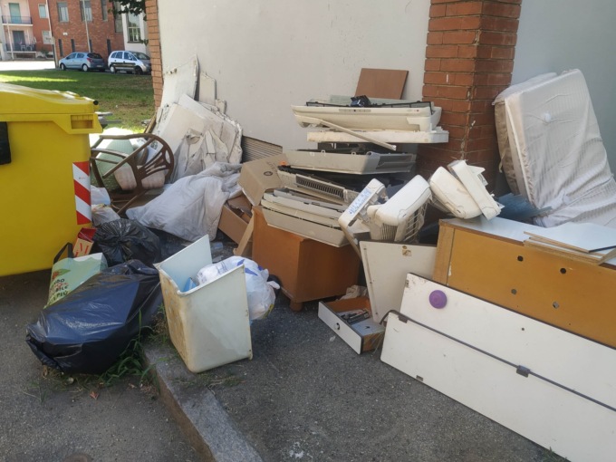 ORA BASTA! Una casa buttata in strada al Concordia. E ci sono pure rifiuti elettrici