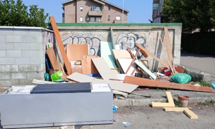 Panchine rotte e rifiuti sotto il sole di Ferragosto