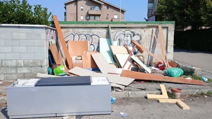 Panchine rotte e rifiuti sotto il sole di Ferragosto
