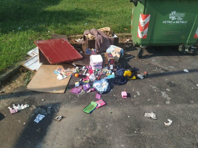ORA BASTA 2 – In via Campora raddoppiano i cassonetti e spuntano discariche