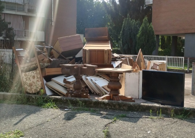 ORA BASTA – Quintali di mobilio in strada sotto le case ATC di via Colombo