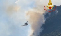 Canadair in azione per un incendio nei boschi di Rassa
