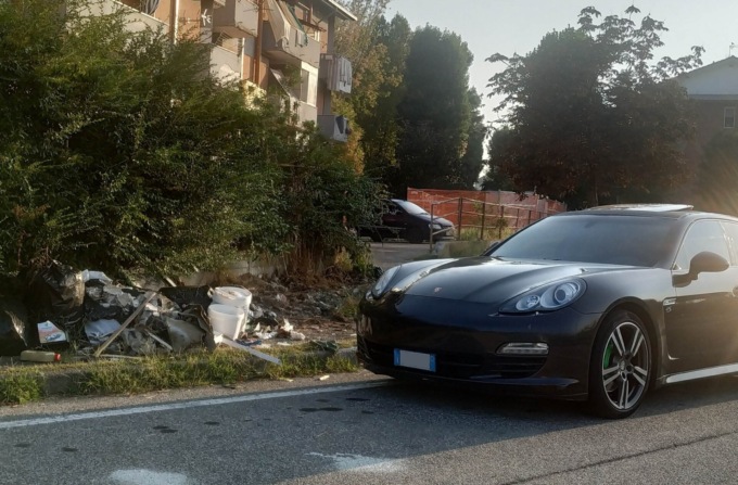 Ai Cappuccini le supercar si posteggiano in… discarica