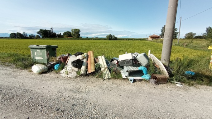 Strada per Boarone: enorme discarica di campagna