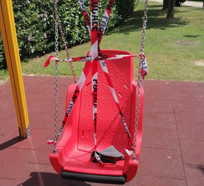 E’ caccia ai vandali del parco giochi inclusivo di Tronzano