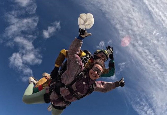 I parà vercellesi si lanciano dall’aereo di James Bond