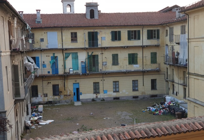 Immondizia nel cortile delle case popolari di via Dante
