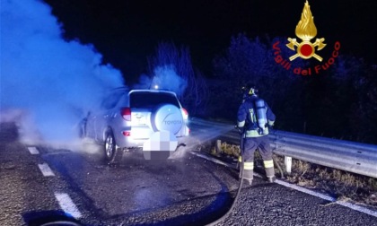 Carisio, incendio di un'autovettura sull'autostrada