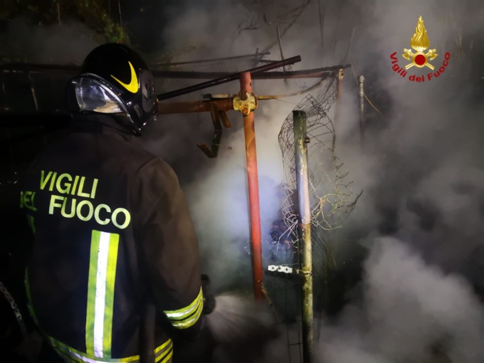 Rogo di materiale legnoso in via Donizetti a Vercelli