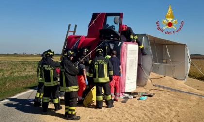 Camion si ribalta a Tronzano, autista in ospedale