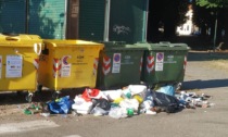 L'idiota colpisce in piazza Mazzini: rifiuti in terra davanti ai cassonetti
