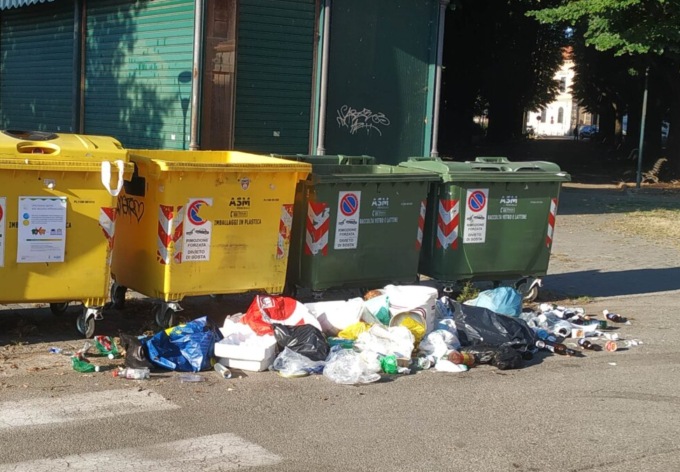L’idiota colpisce in piazza Mazzini: rifiuti in terra davanti ai cassonetti