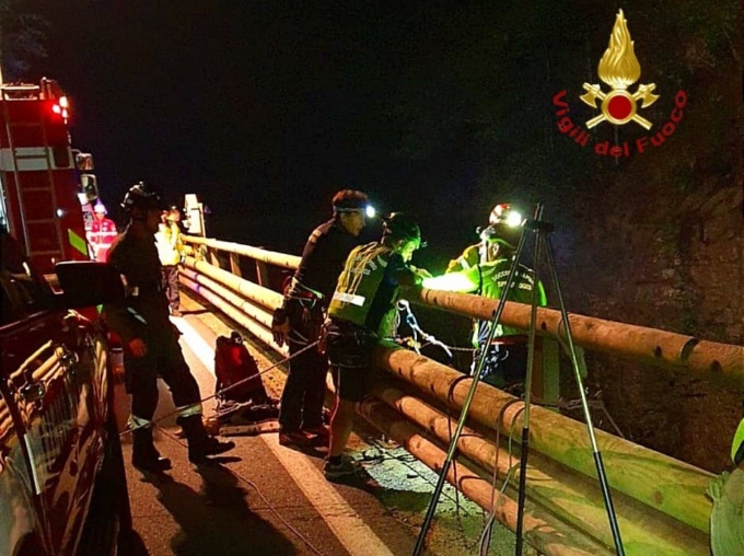 Pescatore scivola dal ponte della Gula a Varallo: recuperato con tecnica “Speleo Alpino Fluviale”