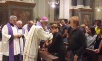 Tragedia di Brandizzo: l'abbraccio alle famiglie delle vittime riempie il Duomo di Vercelli
