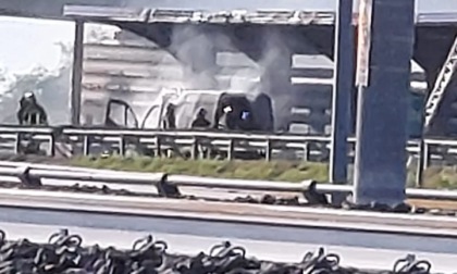 Furgone a fuoco in autostrada A4 vicino a Greggio