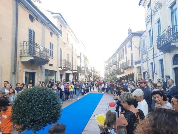“La scuola fa la moda”: successo per la sfilata nel corso di Santhià