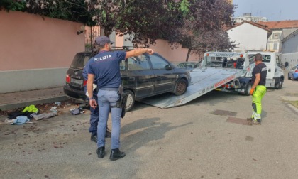 Sicurezza urbana a Vercelli: rimosse sette auto in via Pirandello - FOTOGALLERY