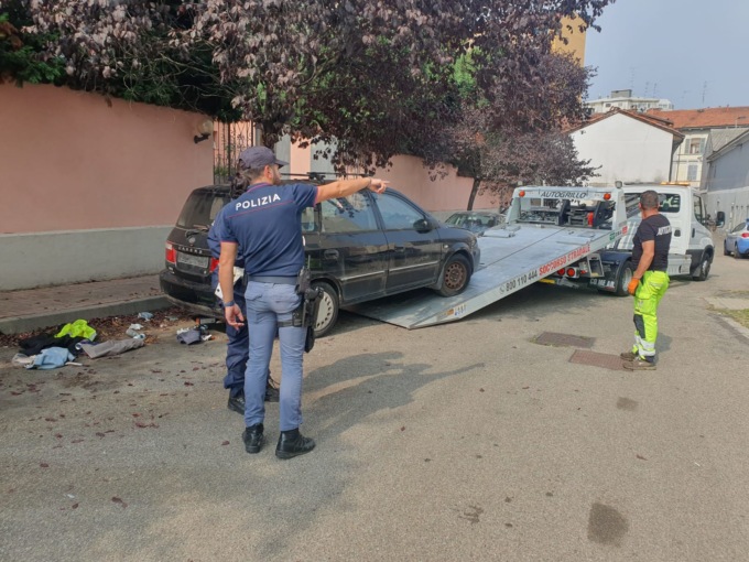 Sicurezza urbana a Vercelli: rimosse sette auto in via Pirandello – FOTOGALLERY