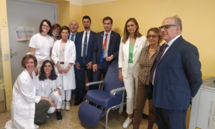 Nuova poltrona per la Diabetologia dell'ospedale di Vercelli